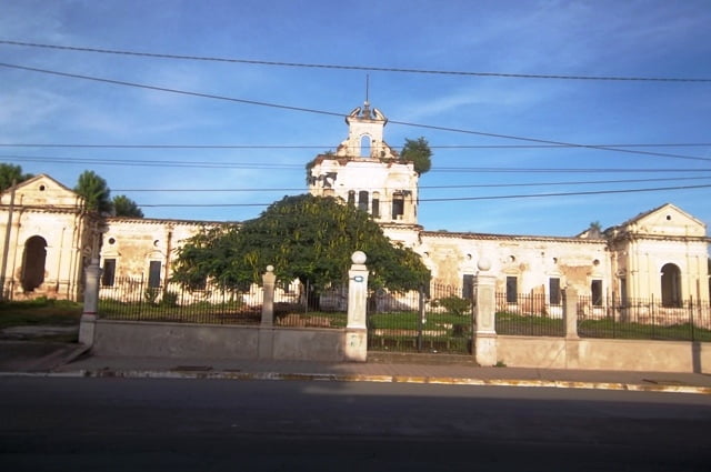 Desde el otro lado de la calle, asi se ve el cadaverico San Juan de Dios